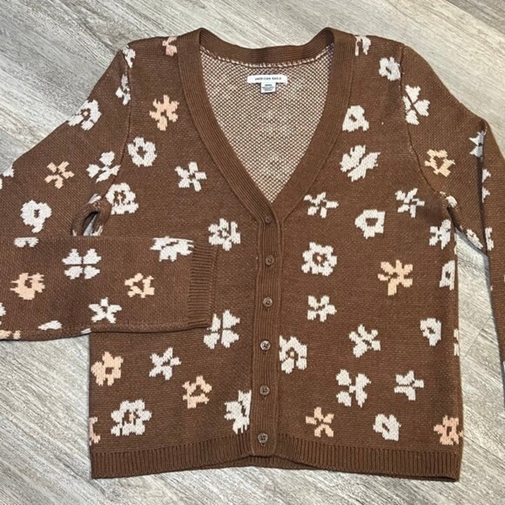 American Eagle Floral Cropped Button Down Cardiganโ Knit Sweater Brown medium